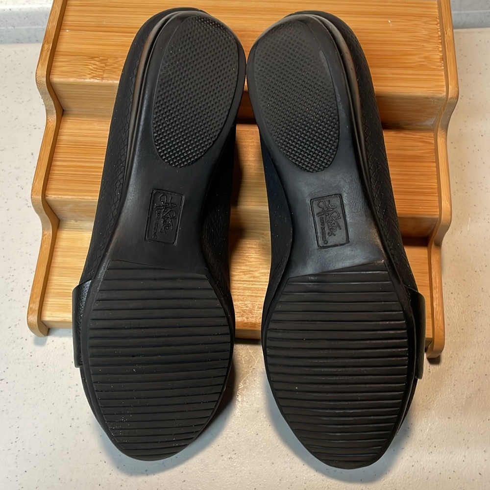 LifeStride Soft System 1-inch pumps, black, reptile pattern, Size 8M, like new. - Picture 8 of 12
